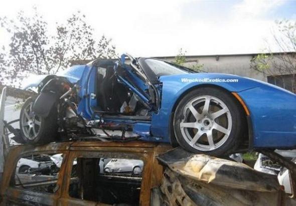 Tesla Roadster попал в аварию