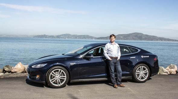 Электромобили Tesla получили безлимитный ход и автопилот